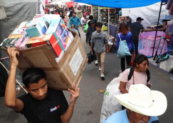 Entre caos vial, se instala Tianguis de Día de Reyes 