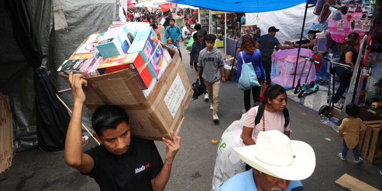 Entre caos vial, se instala Tianguis de Día de Reyes