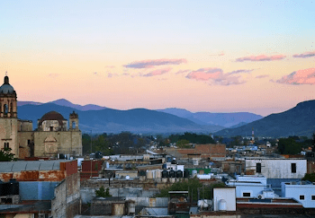 Oaxaca es un estado mágico en el sur de México, conocido por su rico patrimonio cultural, su excepcional gastronomía y, sobre todo, sus impresionantes paisajes naturales.