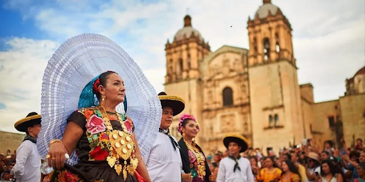 La Guelaguetza es sin duda una de las fiestas más emblemáticas de México, y su celebración se lleva a cabo en la encantadora ciudad de Oaxaca.