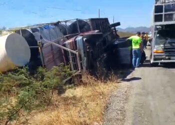 Volcadura de camioneta con tinacos en la carretera 200 desata intento de rapiña