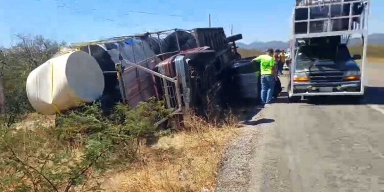 Volcadura de camioneta con tinacos en la carretera 200 desata intento de rapiña