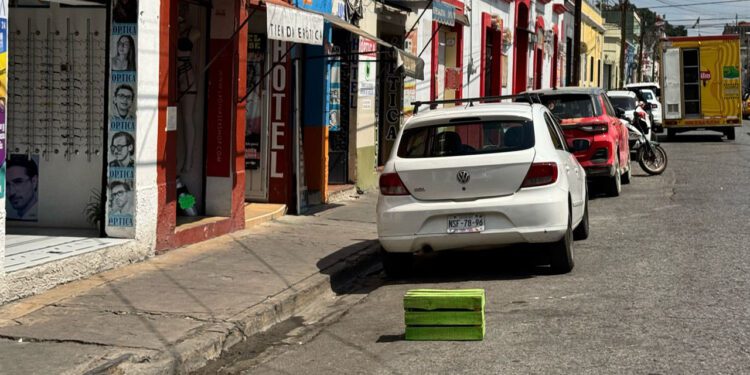 Foto: Álvaro Cuitláhuac López // Comercios establecidos y vendedores ambulantes apartan lugares en la vía pública.