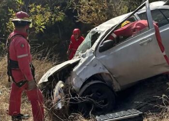 Cae a barranco en carretera Huajuapan-Oaxaca.