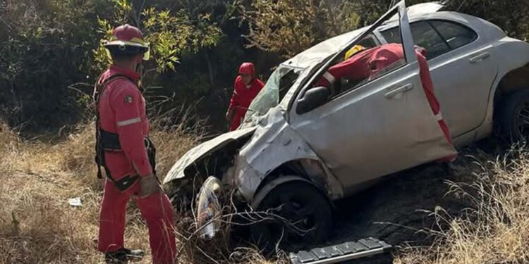 Cae a barranco en carretera Huajuapan-Oaxaca.