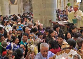 Fotos: Adrián Gaytán // El arzobispo Pedro Vázquez Villalobos dando la bendición en la Catedral.