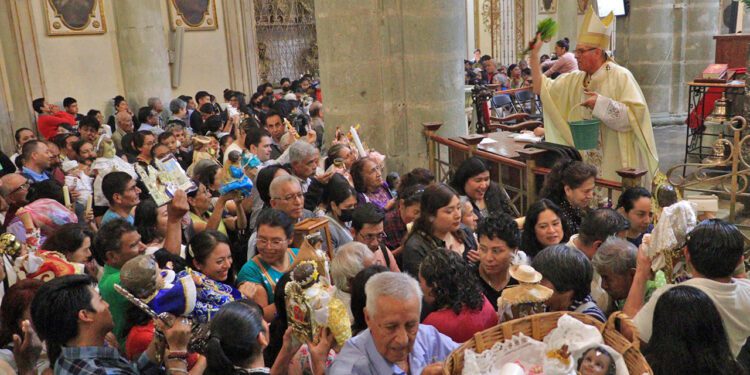 Fotos: Adrián Gaytán // El arzobispo Pedro Vázquez Villalobos dando la bendición en la Catedral.