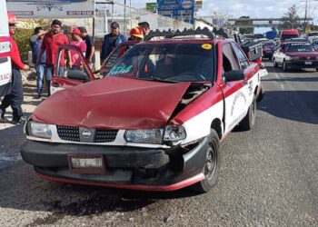 El taxi tuvo daños de consideración en la parte frontal.
