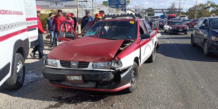 El taxi tuvo daños de consideración en la parte frontal.
