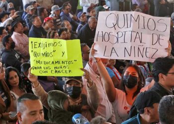 Foto: Luis Alberto Cruz // Familiares de niños con cáncer, demandan medicamentos e insumos.