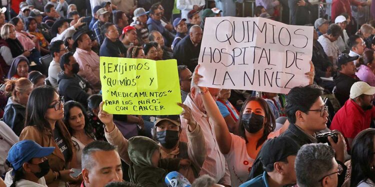 Foto: Luis Alberto Cruz // Familiares de niños con cáncer, demandan medicamentos e insumos.