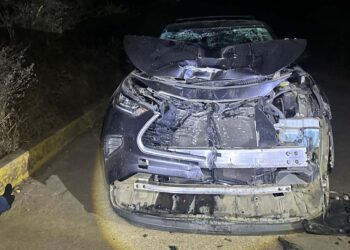 Fueron impactados por una camioneta la cual también presentaba daños.