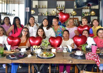 Fotos: Rubén Morales // Las amigas pasaron un grato momento mientras intercambiaban regalos como muestra de su cariño.