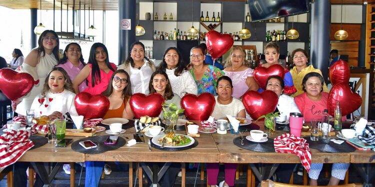 Fotos: Rubén Morales // Las amigas pasaron un grato momento mientras intercambiaban regalos como muestra de su cariño.