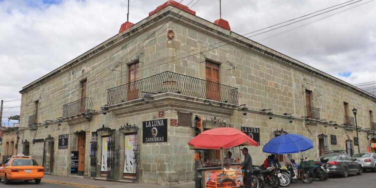 Foto: Adrián Gaytán // Localizada en la esquina de la avenida Miguel Hidalgo y la calle 20 de Noviembre, ciudad de Oaxaca, este inmueble fue otro de los que habitó Juárez.