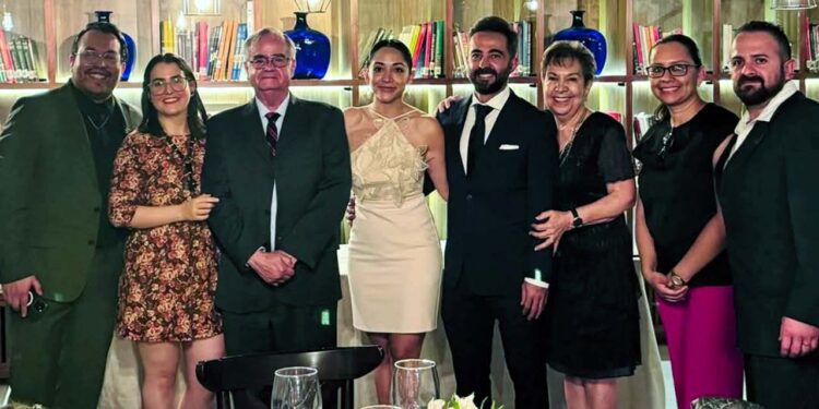 Fotos: cortesía // Los invitados expresaron sus felicitaciones y buenos deseos a los enamorados.