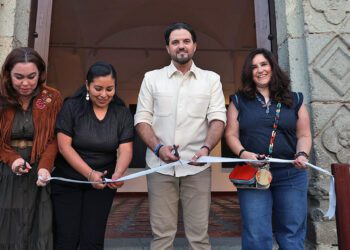 Foto: Jorge Luis Plata // Martín Dimitrova inauguró su exposición “Una de las dos partes de mi” en la Casa de la Cultura Oaxaqueña.