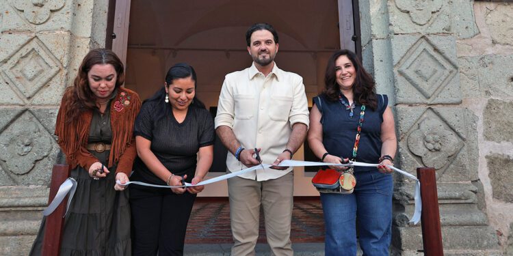 Foto: Jorge Luis Plata // Martín Dimitrova inauguró su exposición “Una de las dos partes de mi” en la Casa de la Cultura Oaxaqueña.
