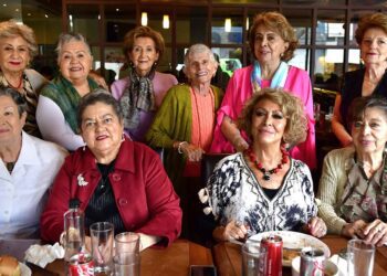 Fotos: Rubén Morales // Mina Fernández, Toña Díaz, Rosita Bermúdez, Geña Campa, Mayola Audiffred, Cuqui Pérez Posada, Nina Castañeda, Pila Melgoza, Olga Paz y Lupita Borges le desearon lo mejor.