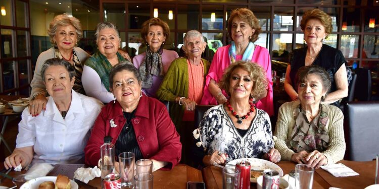 Fotos: Rubén Morales // Mina Fernández, Toña Díaz, Rosita Bermúdez, Geña Campa, Mayola Audiffred, Cuqui Pérez Posada, Nina Castañeda, Pila Melgoza, Olga Paz y Lupita Borges le desearon lo mejor.