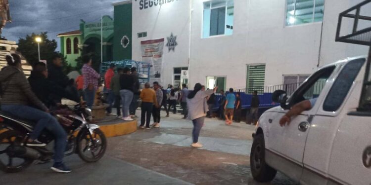 Padres de familia exigen la intervención de las autoridades estatales.