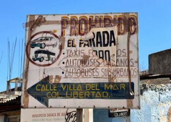 Fotos: Álvaro Cuitláhuac López // Prohíben la parada de taxis y autobuses.