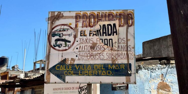 Fotos: Álvaro Cuitláhuac López // Prohíben la parada de taxis y autobuses.