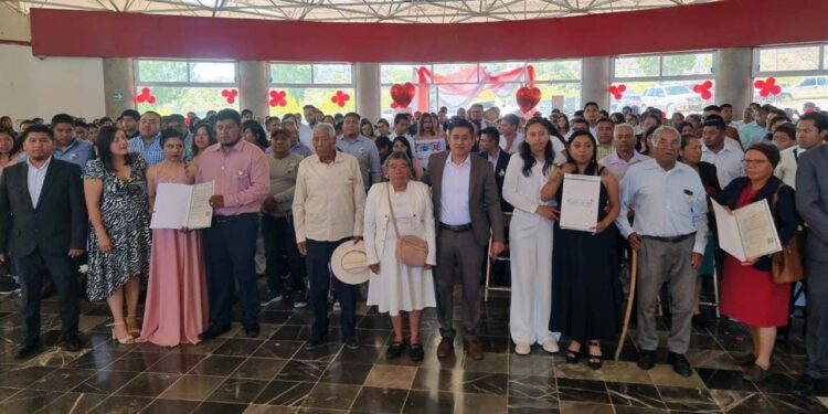 Se efectúan bodas colectivas gratuitas en Huajuapan.