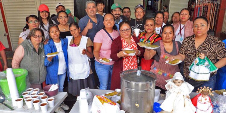 Fotos: Adrián Gaytán // Comerciantes del mercado Benito Juárez ofrecen la tamaliza en el Día de la Candelaria.