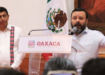 Foto: Adrián Gaytán // El gobernador Salomón Jara Cruz y el secretario de Gobierno, Jesús Romero, en la conferencia semanal.