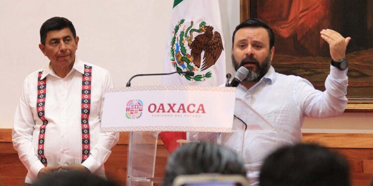 Foto: Adrián Gaytán // El gobernador Salomón Jara Cruz y el secretario de Gobierno, Jesús Romero, en la conferencia semanal.