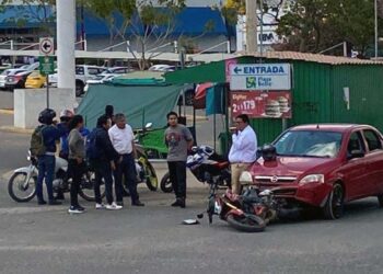 El vehículo se quedó sin frenos y se llevó al motociclista.