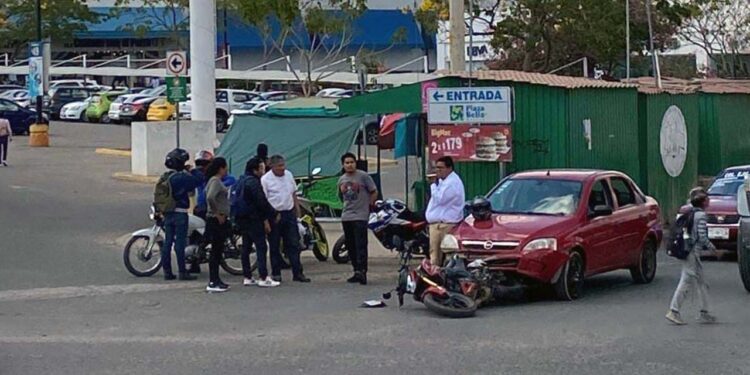 El vehículo se quedó sin frenos y se llevó al motociclista.