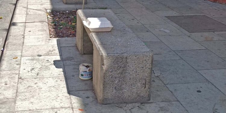 Foto: Lisbeth Mejía Reyes // El andador Bustamante, a un año de abierto para peatones, luce con basura, descuidado y sucio.