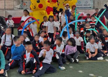 El festejado disfrutó de un momento muy especial al lado de sus compañeritos de clase.