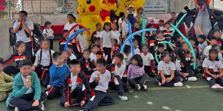 El festejado disfrutó de un momento muy especial al lado de sus compañeritos de clase.