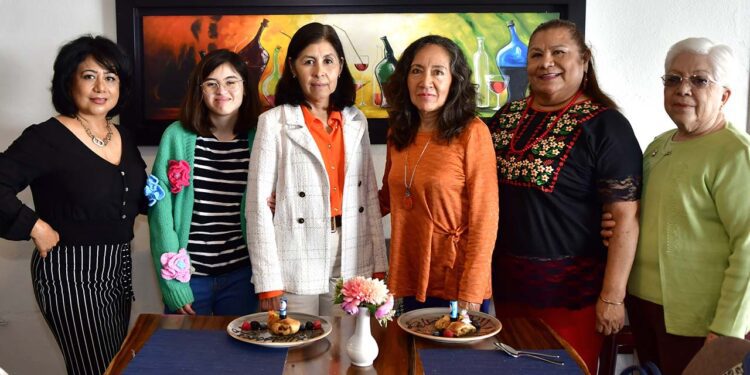 Fotos: Rubén Morales // Esperanza Sánchez, Vanessa Figueroa, Bety Wgright y Gloria Curiel se reunieron para despedir a Guadalupe González y Sandra Soledad Martínez.