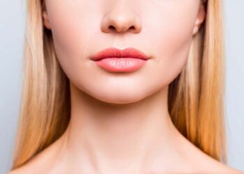 Esta es una de las zonas más delicadas del rostro porque la piel aquí es muy fina y carece de glándulas sebáceas.