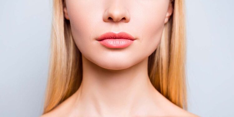 Esta es una de las zonas más delicadas del rostro porque la piel aquí es muy fina y carece de glándulas sebáceas.