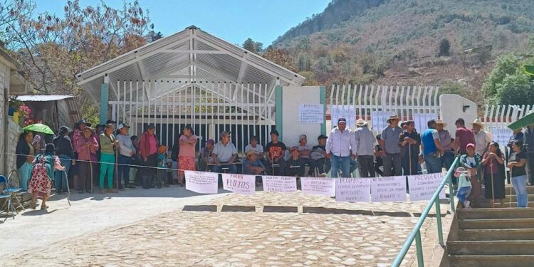 Retienen por segundo día a personal de salud de San Juan Yuta