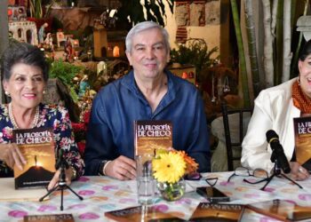 Fotos: Rubén Morales // Los presentadores del libro fueron la Lic. Alicia Aguilar Castro y la Mtra. Eugenia Castellano.