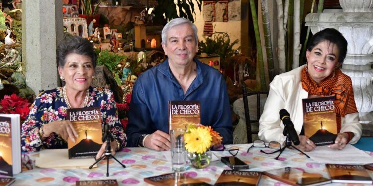 Fotos: Rubén Morales // Los presentadores del libro fueron la Lic. Alicia Aguilar Castro y la Mtra. Eugenia Castellano.