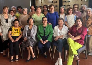 Las queridas amigas de Cristy Woung la acompañaron para expresarle sus mejores deseos.