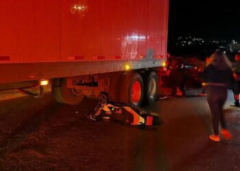 Motociclista choca contra un tráiler
