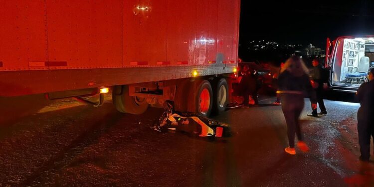 Motociclista choca contra un tráiler
