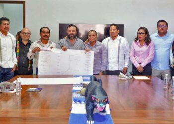 Foto: cortesía // Autoridades de Santiago Jocotepec y San Pedro Tepinapa firman convenio de conciliación agraria.