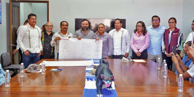 Foto: cortesía // Autoridades de Santiago Jocotepec y San Pedro Tepinapa firman convenio de conciliación agraria.