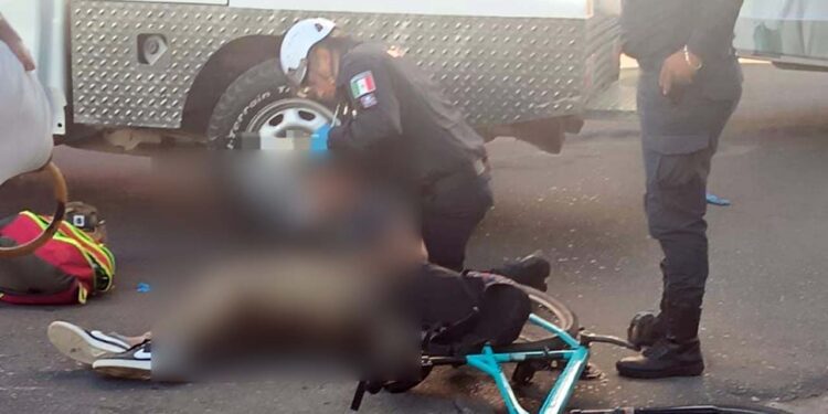 Fue atendido por paramédicos y trasladado al Hospital Civil.