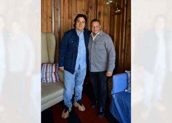 Foto: Rubén Morales // Fernando Andriacci y Víctor Quiroz pasaron un ameno momento gozando de su amistad.