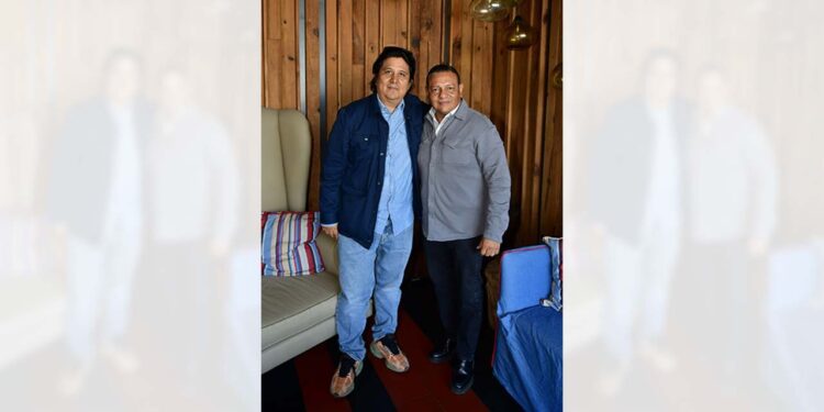Foto: Rubén Morales // Fernando Andriacci y Víctor Quiroz pasaron un ameno momento gozando de su amistad.